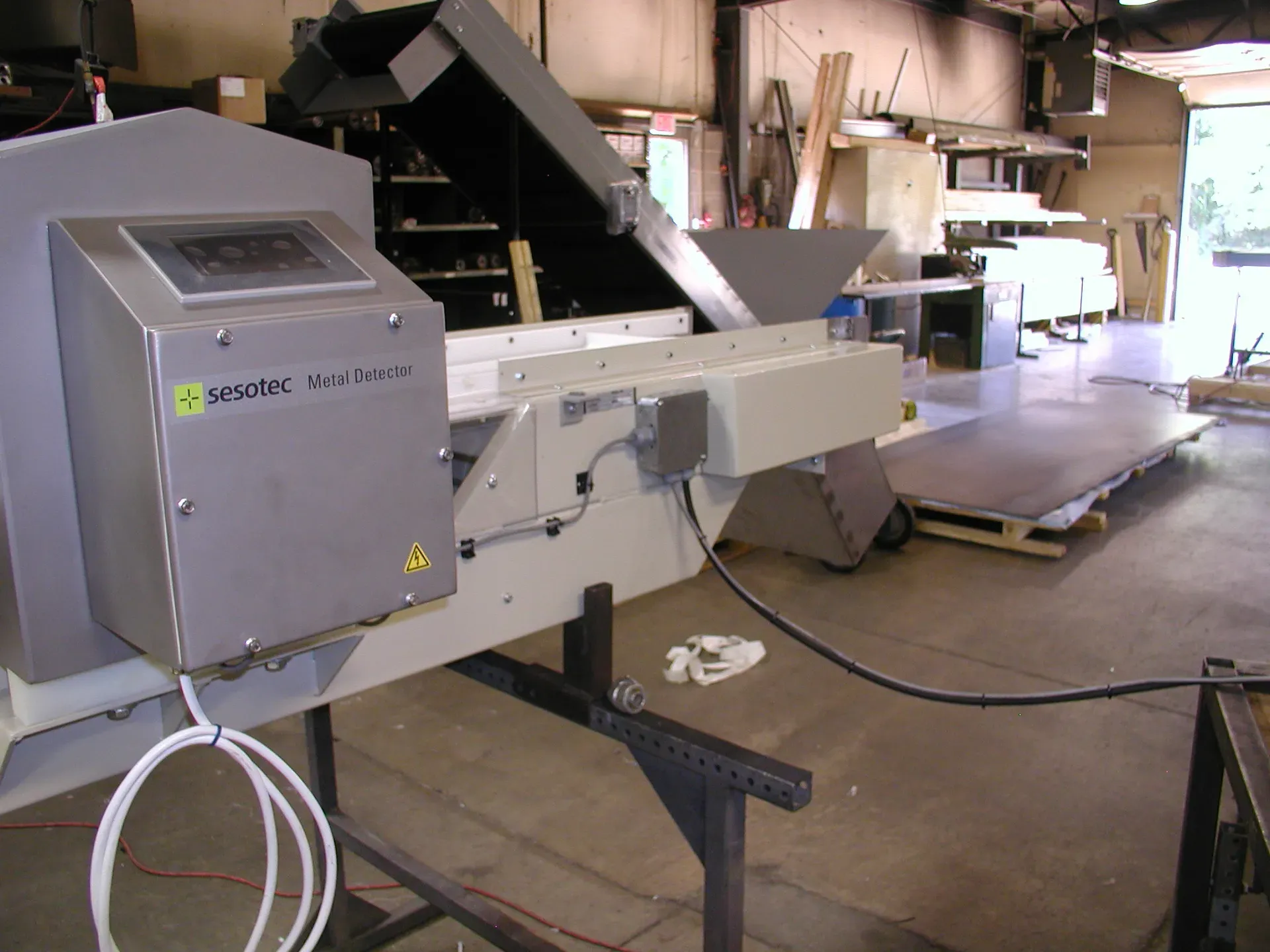 LaRos conveyor running through a Sesotec metal detector