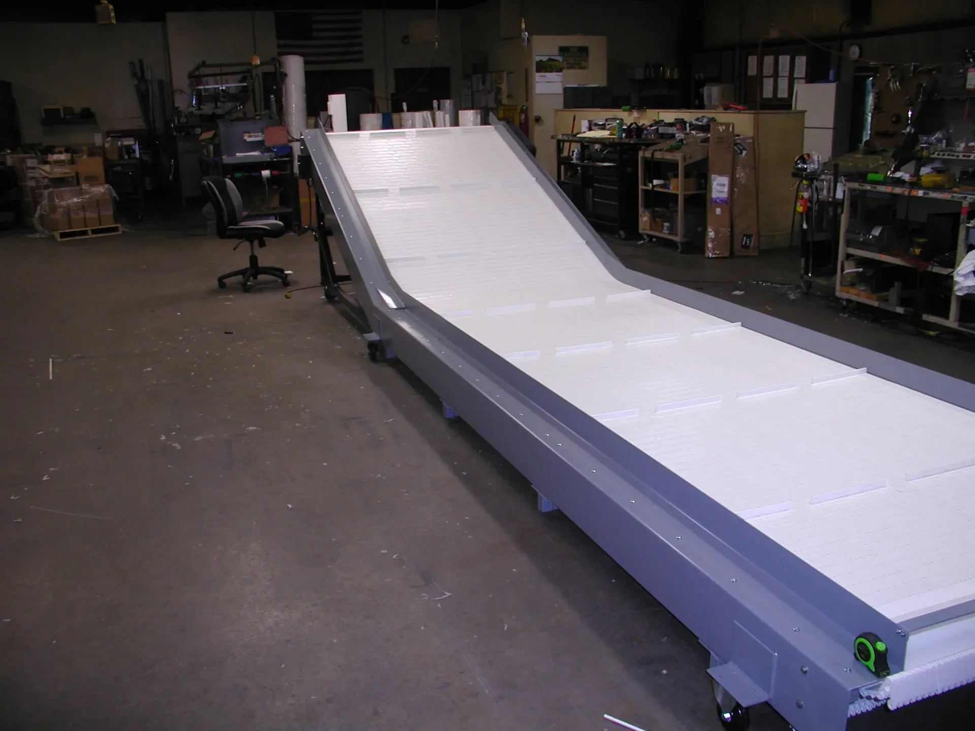 Wide gray LaRos horizontal-to-incline conveyor