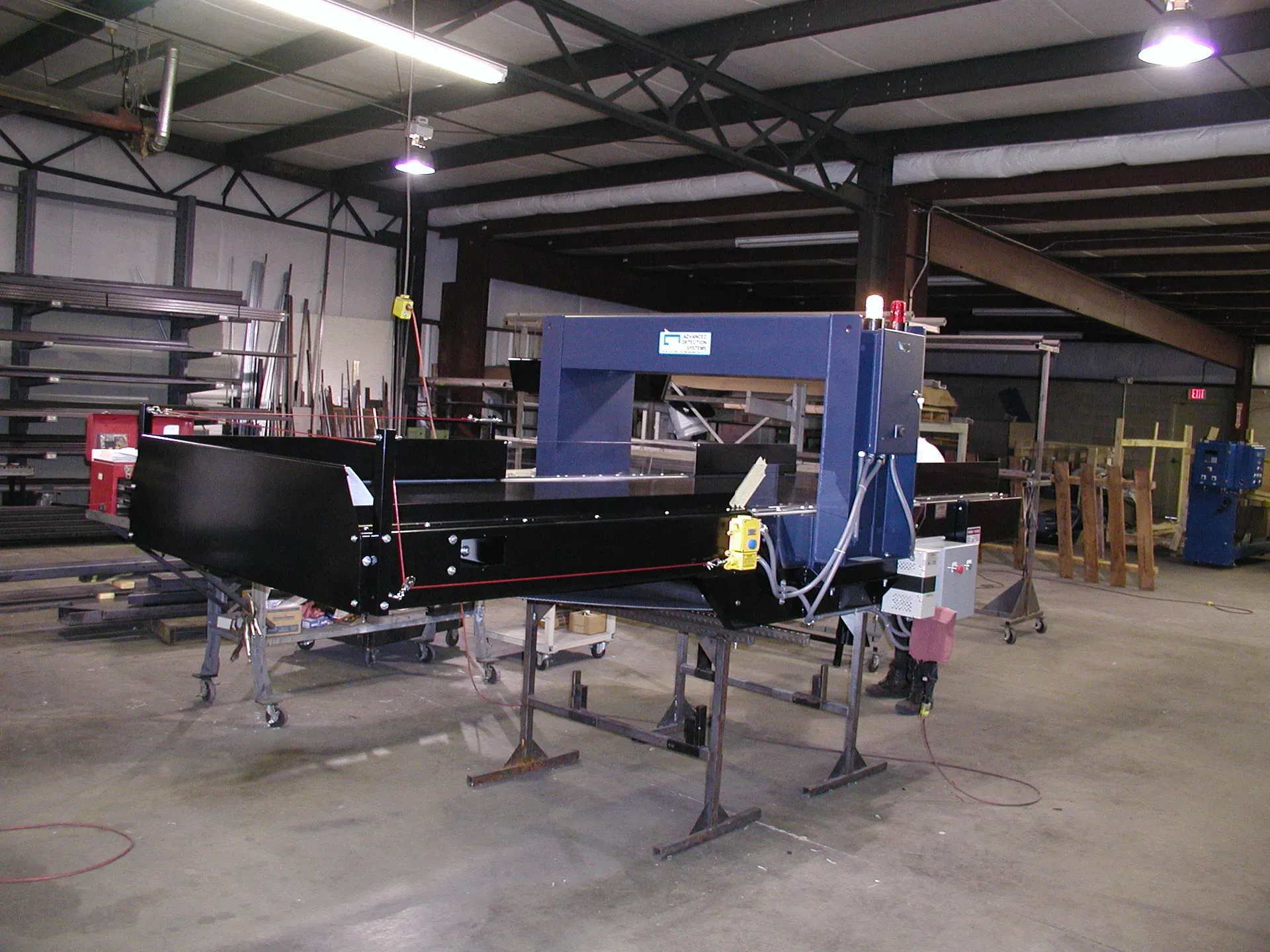 LaRos 710 series conveyor with aperture metal detector