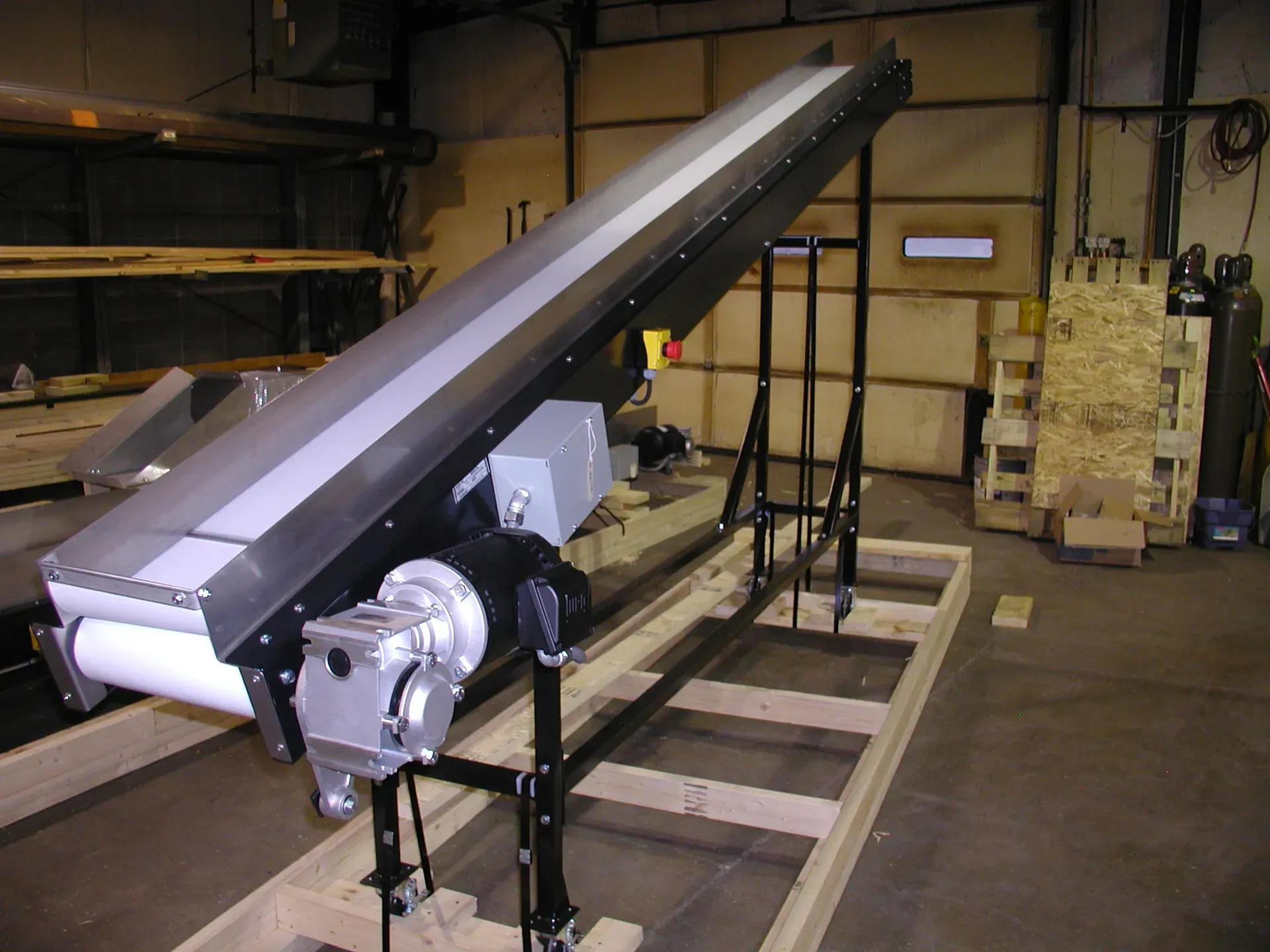 LaRos straight incline conveyor with gearmotor