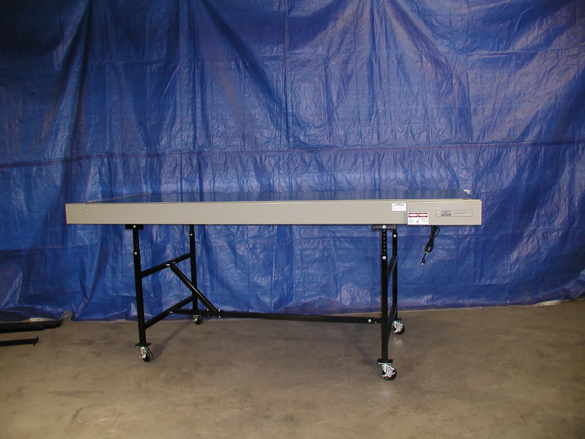 LaRos 510 series inline robot unload conveyor