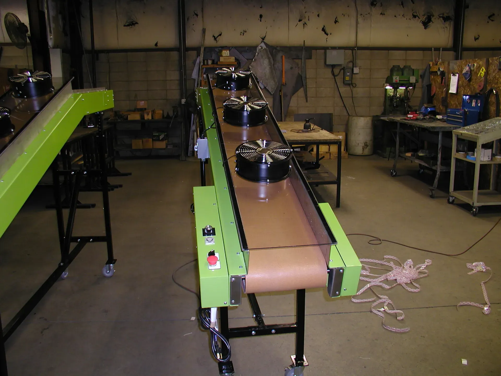 Long LaRos E-530 robot unload conveyor with cooling fans