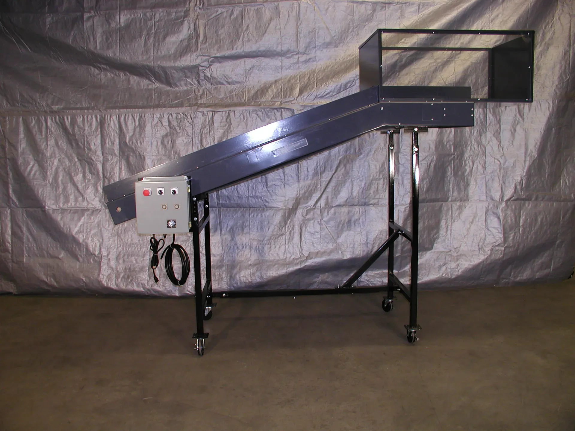 LaRos E-530 robot unload conveyor with robot guard
